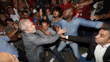 En auto no pudo y al final Lula salió caminando del edificio.