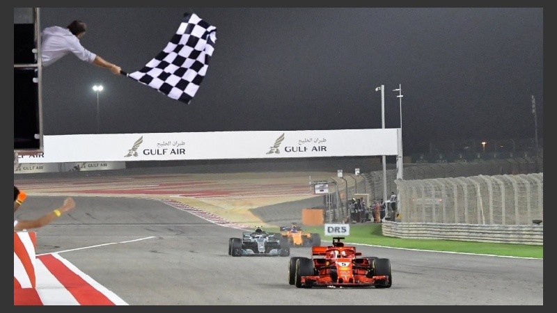 Vettel fue el más rápido en circuito nocturno de Sakhir.