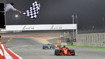Vettel fue el más rápido en circuito nocturno de Sakhir.