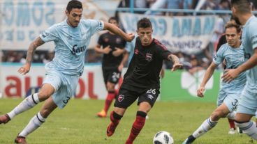 Fertoli maneja la pelota, rodeado de rivales.