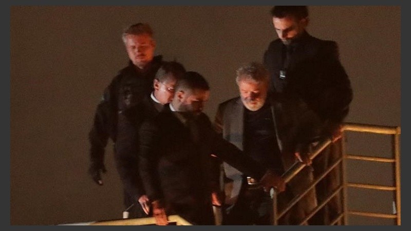 Lula, trasladado por la Policía Federal.