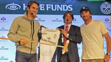 Blaksley junto al tenista Roger Federer y el polista Adolfo Cambiaso.