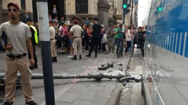 El farol quedó tendido entre la vereda y la calle.
