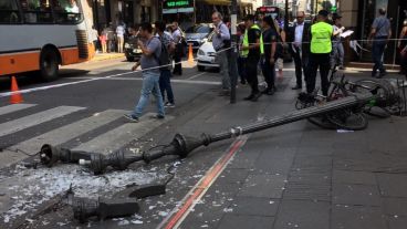 El farol quedó tendido entre la vereda y la calle.