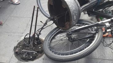 El farol quedó tendido entre la vereda y la calle.