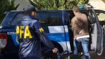 Los allanamientos fueron realizados por la Policía Federal Argentina (PFA).