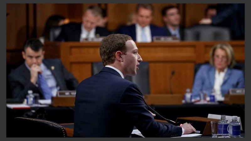 El CEO de Facebook en el Senado norteamericano.
