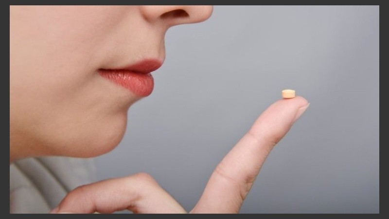 En ocasiones el fármaco puede tener efectos secundarios. Estos se acentúan en mujeres que toman la píldora combinada. 