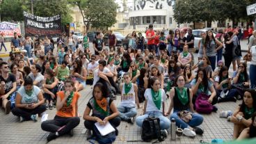Desde Plaza San Martín, militantes de la despenalización del aborto siguieron el debate minuto a minuto.