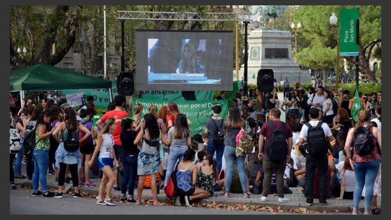 Desde Plaza San Martín, militantes de la despenalización del aborto siguieron el debate minuto a minuto.