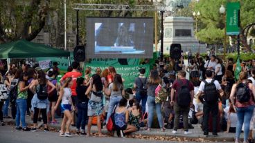 Desde Plaza San Martín, militantes de la despenalización del aborto siguieron el debate minuto a minuto.