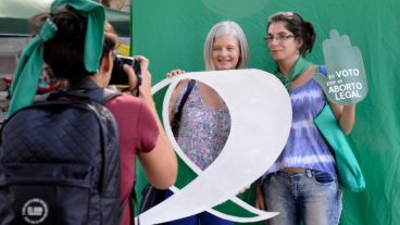 Desde Plaza San Martín, militantes de la despenalización del aborto siguieron el debate minuto a minuto.