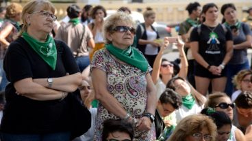 Desde Plaza San Martín, militantes de la despenalización del aborto siguieron el debate minuto a minuto.