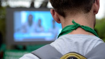 Desde Plaza San Martín, militantes de la despenalización del aborto siguieron el debate minuto a minuto.