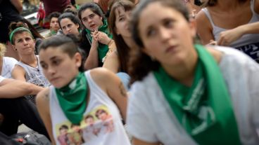 Desde Plaza San Martín, militantes de la despenalización del aborto siguieron el debate minuto a minuto.