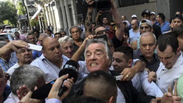 Barrionuevo frente a la sede partidaria.