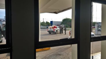 Efectivos de Gendarmería en la puerta de Refinería San Lorenzo.