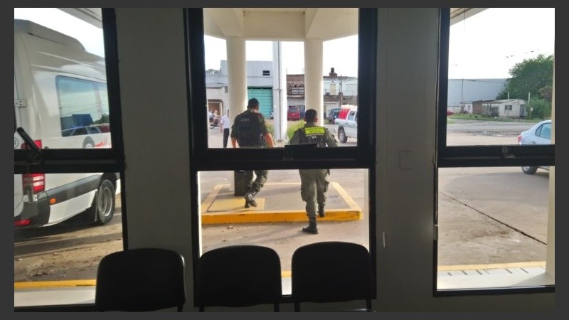 Efectivos de Gendarmería en la puerta de Refinería San Lorenzo. 