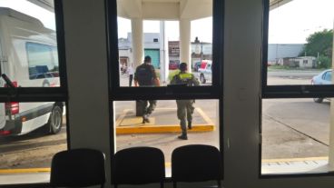 Efectivos de Gendarmería en la puerta de Refinería San Lorenzo.