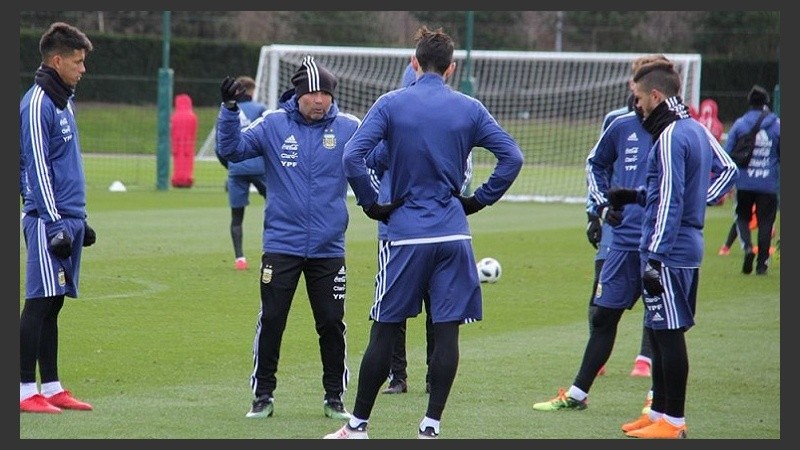 El DT presentará una lista de 35 pero doce quedarán en el camino a Rusia.