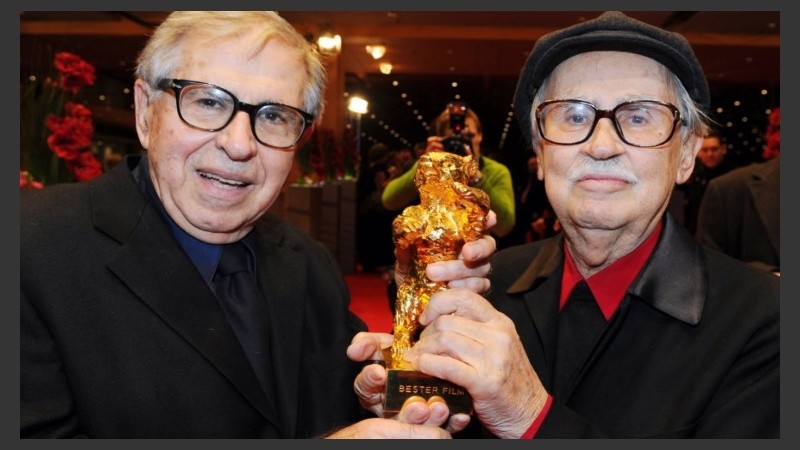 Vittorio Taviani (der.) y su hermano Paolo posan con el Globo de Oro obtenido en el Festival de Berlín por su película “César debe morir”.