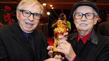 Vittorio Taviani (der.) y su hermano Paolo posan con el Globo de Oro obtenido en el Festival de Berlín por su película “César debe morir”.