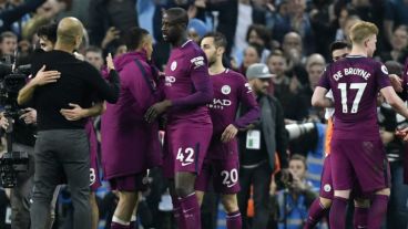 Guardiola saluda a sus dirigidos tras el triunfo sobre el Tottenham.