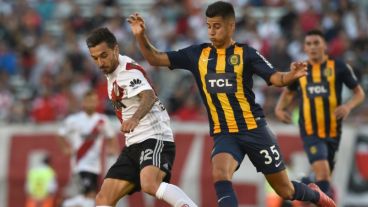 Scocco domina ante Pereyra en una jugada del primer tiempo.