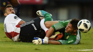 Pratto arremete ante Ledesma. El Oso volvió al gol.