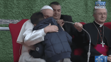 El momento en el que el Papa consuela a Emanuele.