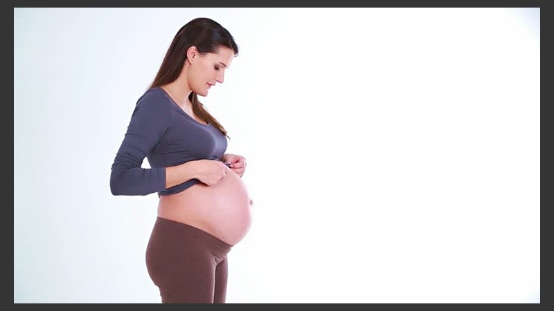 Una mujer embarazada puede contagiarse de ETS si mantiene relaciones sexuales con una pareja infectada.
