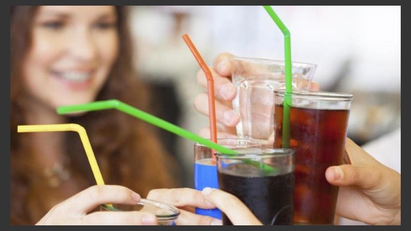 A brindar con gaseosa. 