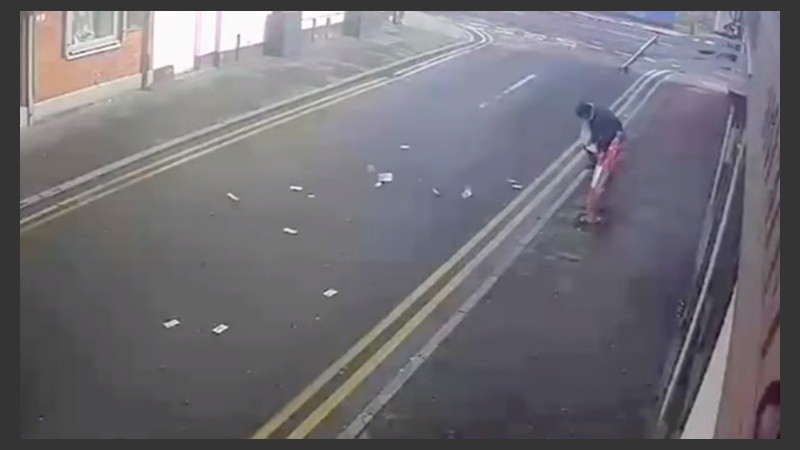 El momento donde el ladrón pierde parte del dinero sustraído.