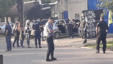 Personal de la policía y la PDI trabaja en el lugar.