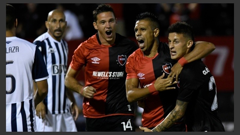 Figueroa grita junto a Fertoli y Rodríguez.