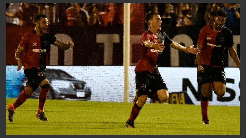 Cacciabue y el alocado festejo del gol del triunfo.