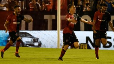 Cacciabue y el alocado festejo del gol del triunfo.