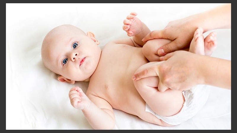 El juego de flexiones permite activar el movimiento intestinal del bebé y eliminar cólicos.