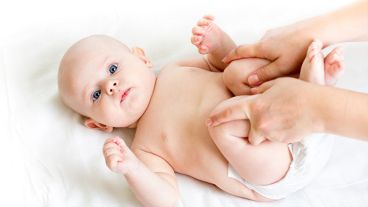 El juego de flexiones permite activar el movimiento intestinal del bebé y eliminar cólicos.
