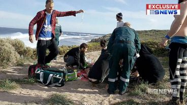 El momento en que el argentino es atendido en la playa.