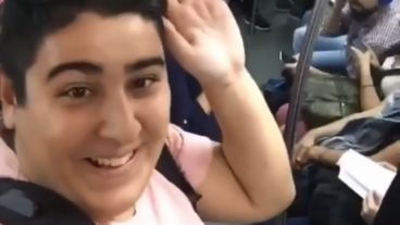 Chapu Martínez haciendo de las suyas en el subte.