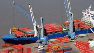 El puerto de Rosario se prepara para un importante embarque.
