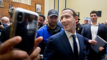 Mark Zuckerberg ya enfrentó al Senado estadounidense por la filtración de datos.