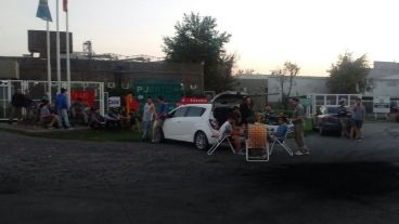 La asamblea de los trabajadores en la puerta de la empresa este jueves.