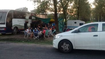 La asamblea de los trabajadores en la puerta de la empresa este jueves.