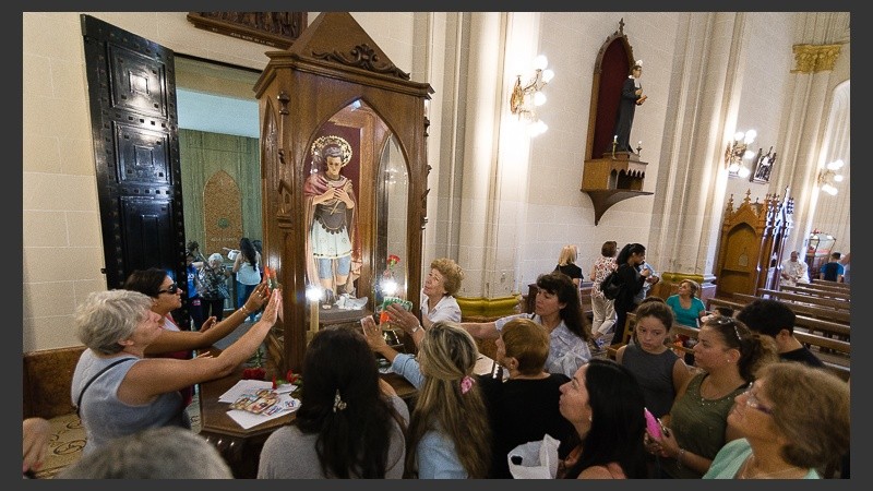 Cientos de fieles se acercaron desde temprano a la iglesia de Buenos Aires al 2100.