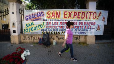 Pasacalles vistos en cercanía a la iglesia. La admiración por Expedito crece año tras año.