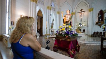 Los fieles le rinden culto en San Cayetano.