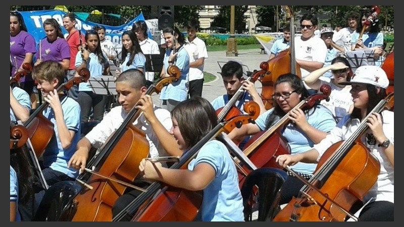 Docentes de orquestas y coros siguen con contratos temporarios y sin cobrar en término sus sueldos.