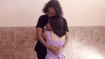 La niña junto a su madre